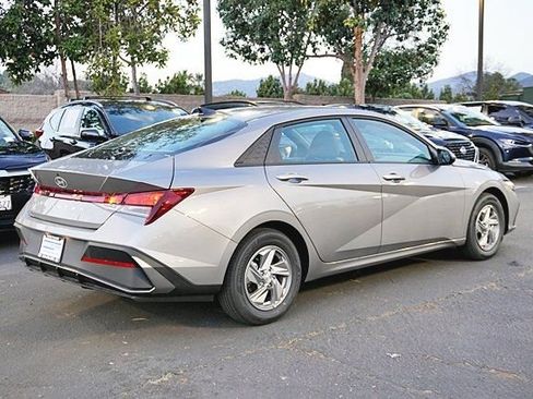 New 2026 Hyundai Elantra SE FWD image 9