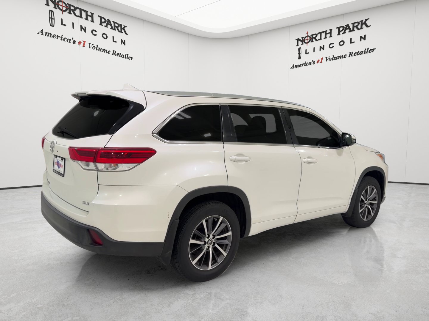 Used 2018 Toyota Highlander FWD V6 image 5