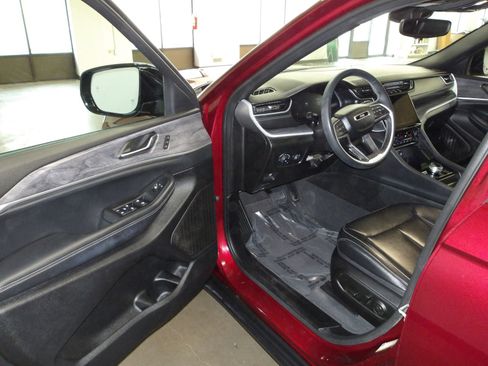 Used 2024 Jeep Grand Cherokee Limited AWD/4WD image 8