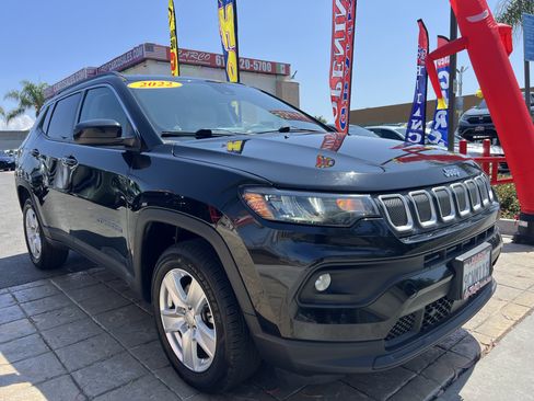 Used 2022 Jeep Compass Latitude image 1
