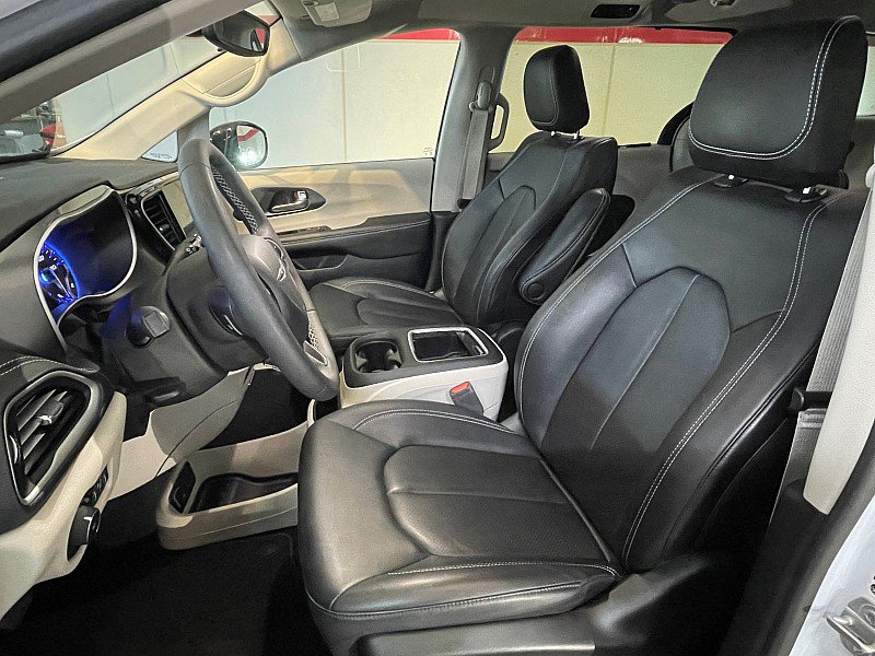 Used 2024 Chrysler Pacifica Touring-L FWD image 9