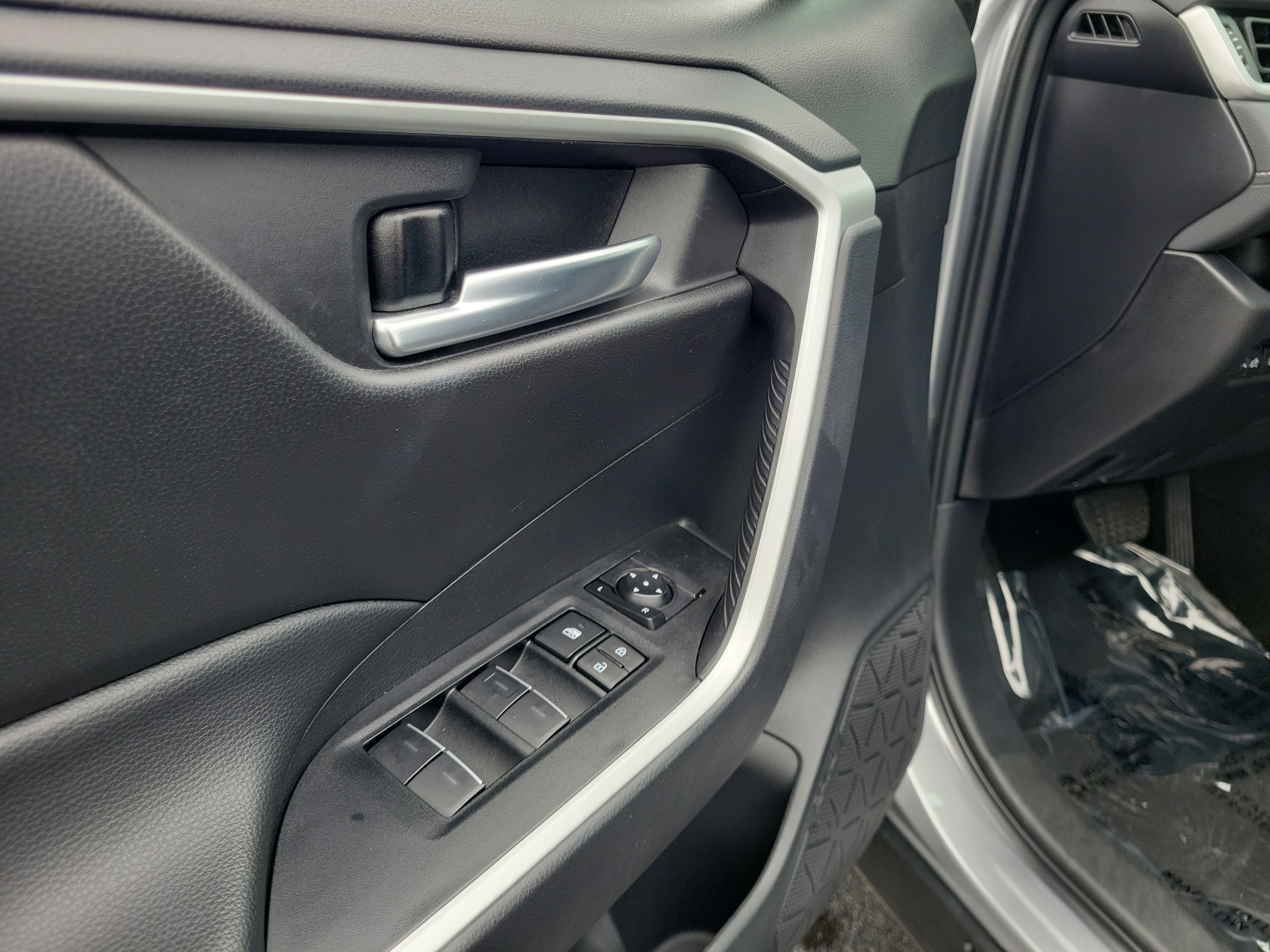 Used 2025 Toyota RAV4 XLE AWD/4WD image 18