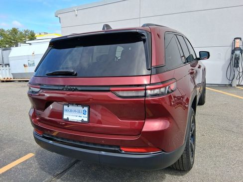 Used 2023 Jeep Grand Cherokee Altitude AWD/4WD image 10