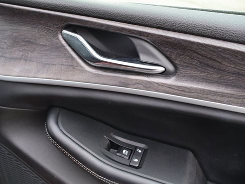 Used 2024 Jeep Grand Cherokee Limited image 15