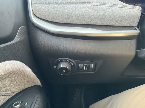 Used 2024 Jeep Compass Latitude image 17