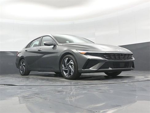 Used 2025 Hyundai Elantra SEL image 45