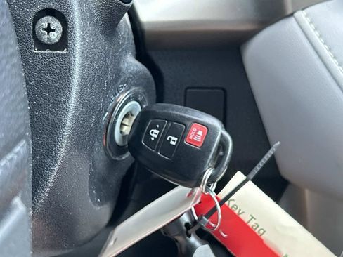 Used 2015 Toyota RAV4 XLE AWD/4WD image 30