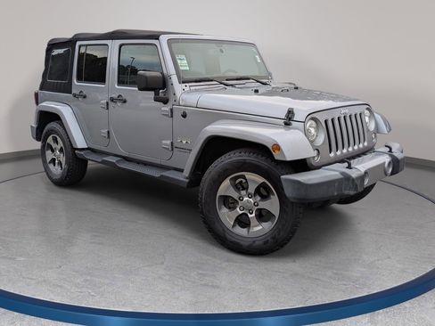 Used 2018 Jeep Wrangler Unlimited Sahara w/ Connectivity Group AWD/4WD image 3
