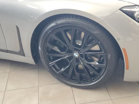 Used 2022 BMW 750Li xDrive AWD/4WD image 2