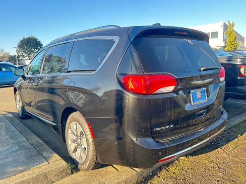 Used 2018 Chrysler Pacifica Limited w/ Advanced Safetytec Group image 3