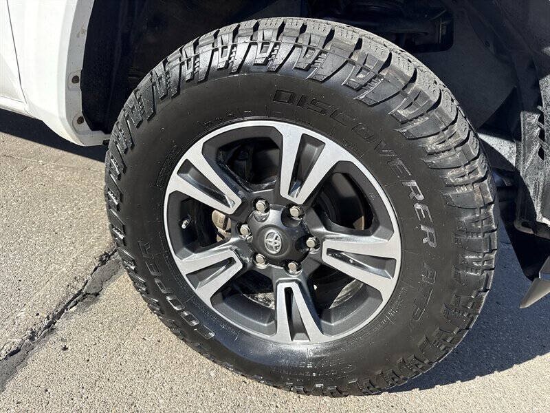 Used 2016 Toyota Tacoma TRD Sport AWD/4WD image 13