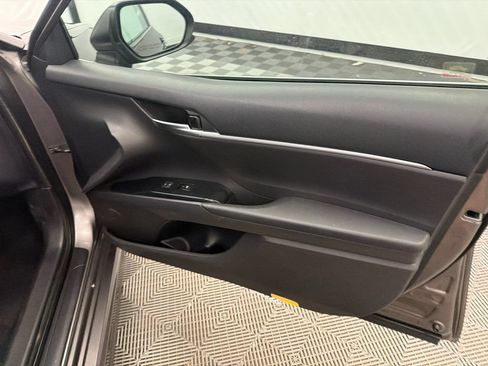 Used 2018 Toyota Camry SE FWD image 15