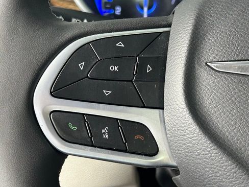 Used 2023 Chrysler Pacifica Limited FWD image 28