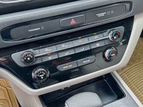 Used 2019 Kia Sedona LX FWD image 15