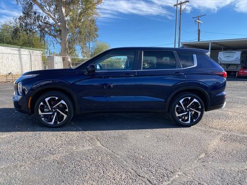 Used 2024 Mitsubishi Outlander SE image 3