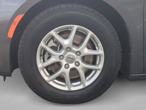 Used 2023 Chrysler Pacifica Touring-L FWD image 23