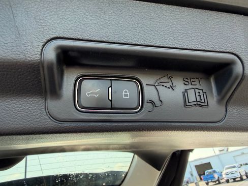 Used 2025 Ford Explorer Active AWD/4WD image 12