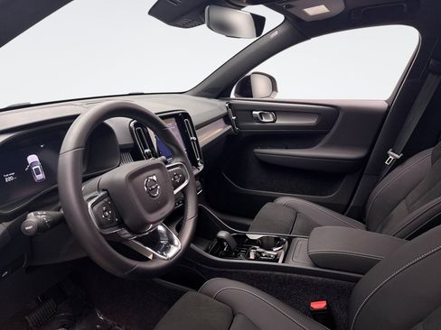 Used 2025 Volvo XC40 B5 Plus AWD/4WD image 10