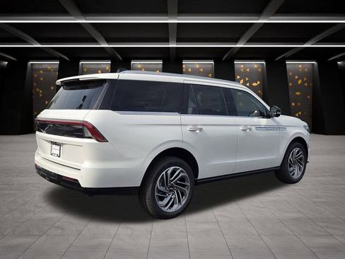 New 2026 Lincoln Navigator Reserve AWD/4WD image 2