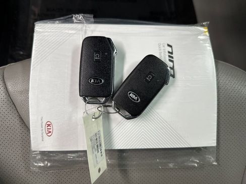 Used 2021 Kia Niro Touring image 40