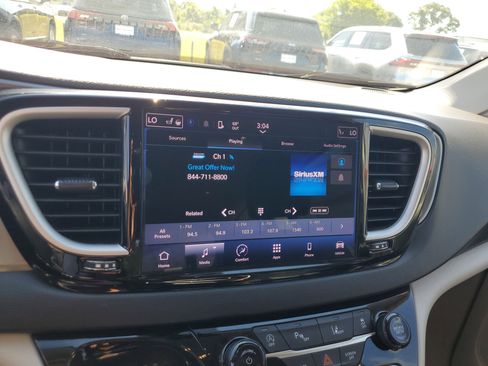 Used 2023 Chrysler Pacifica Touring-L FWD image 19