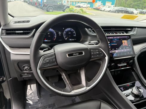 Used 2023 Jeep Grand Cherokee Limited w/ Black Appearance Package AWD/4WD image 13