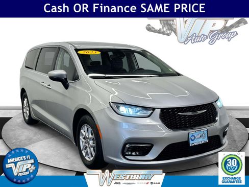 Used 2023 Chrysler Pacifica Touring-L FWD image 1