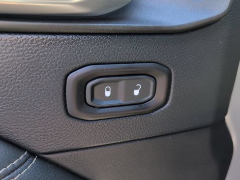 Used 2019 Jeep Wrangler Unlimited Sahara AWD/4WD image 12