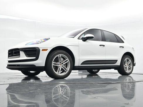 Certified 2023 Porsche Macan AWD/4WD image 23