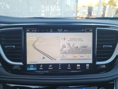 New 2026 Chrysler Pacifica Limited w/ Uconnect Theater Family Group image 5