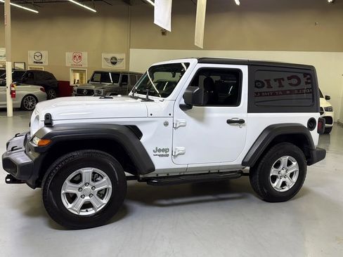 Used 2019 Jeep Wrangler Sport AWD/4WD image 5