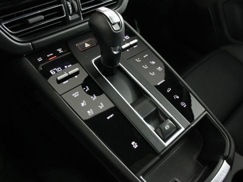 Certified 2025 Porsche Macan image 18