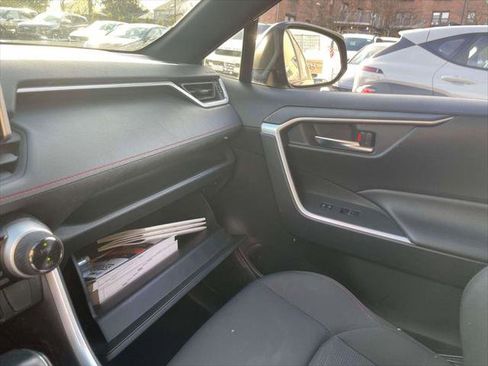 Used 2024 Toyota RAV4 SE w/ Weather & Moonroof Package image 31