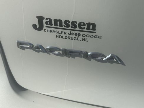 Used 2021 Chrysler Pacifica Touring-L image 4