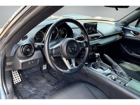 Used 2020 MAZDA MX-5 Miata Club w/ Interior Package RWD image 15