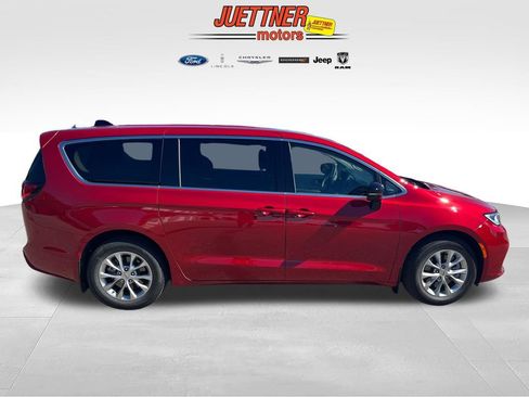 Used 2024 Chrysler Pacifica Touring-L AWD/4WD image 6