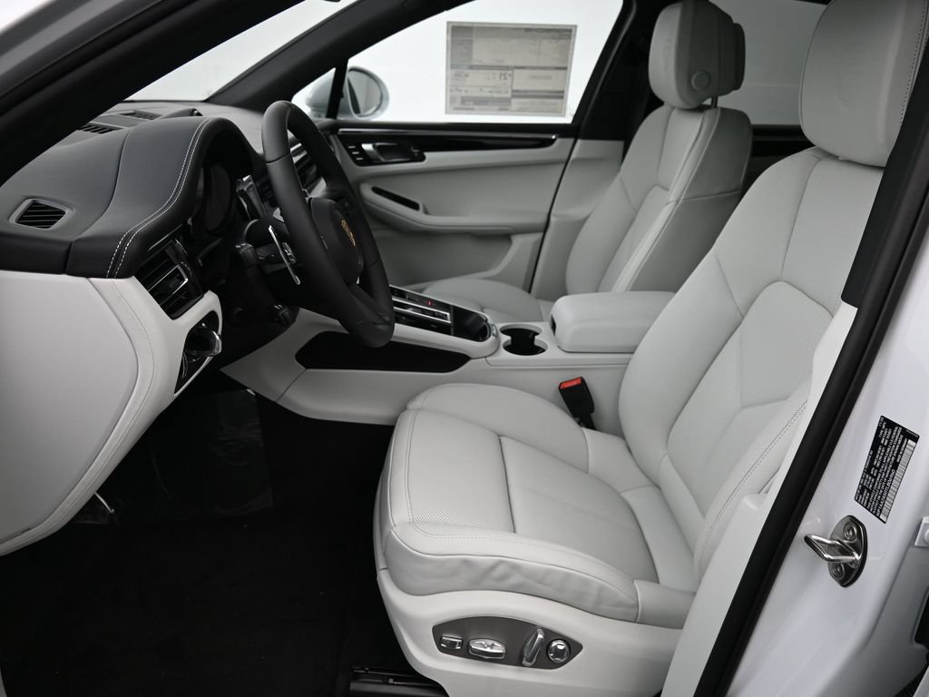 Certified 2026 Porsche Macan AWD/4WD image 7