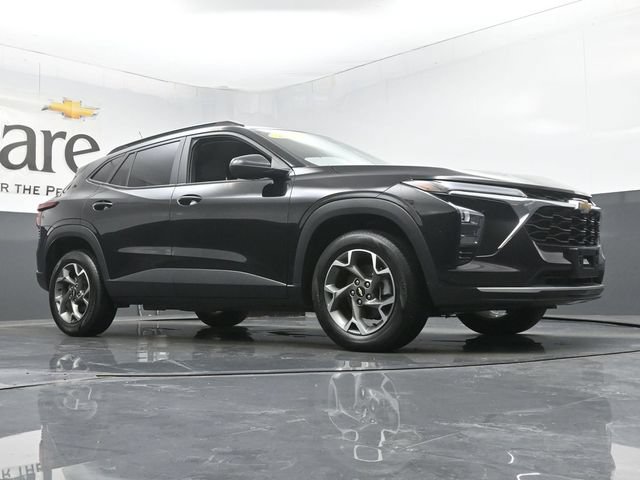 Used 2025 Chevrolet Trax LT FWD image 2