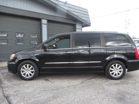 Used 2015 Chrysler Town & Country Touring w/ Driver Convenience Group image 5