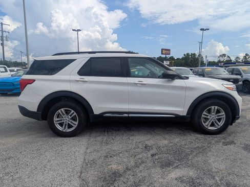 Used 2022 Ford Explorer XLT w/ Equipment Group 202A AWD/4WD image 3