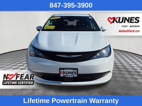 Used 2023 Chrysler Voyager LX FWD image 2