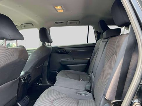 Used 2023 Toyota Highlander LE FWD image 12