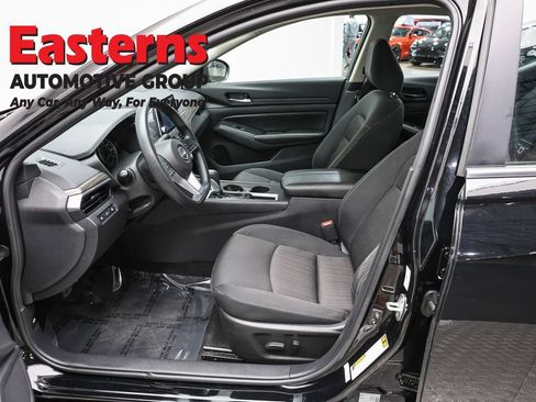 Used 2025 Nissan Altima 2.5 SV FWD image 13