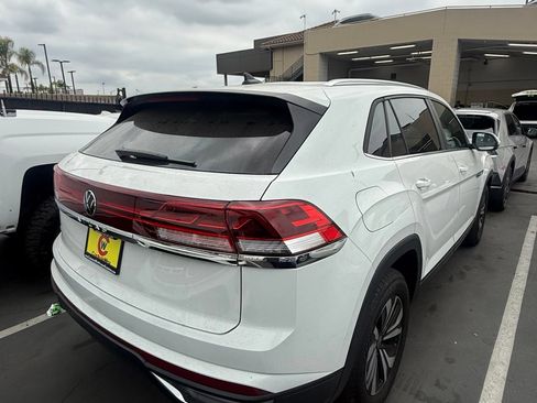 Used 2025 Volkswagen Atlas Cross Sport SE FWD image 3