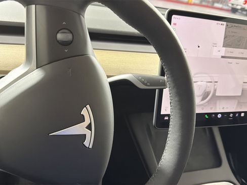 Used 2023 Tesla Model Y Long Range image 22