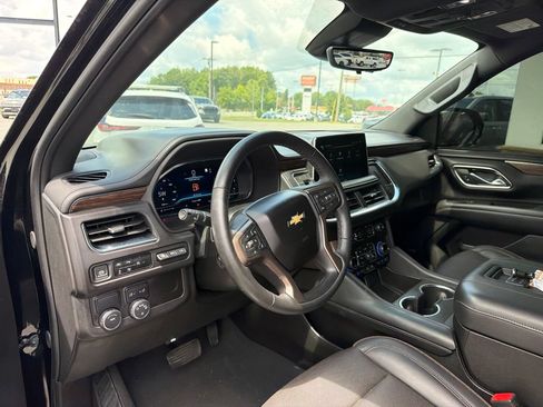 Used 2024 Chevrolet Suburban High Country RWD image 4
