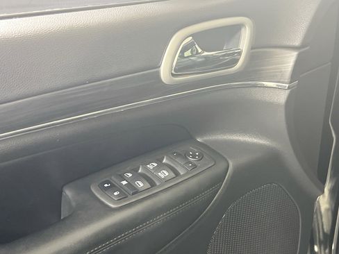 Used 2022 Jeep Grand Cherokee Limited image 18