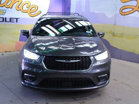 Used 2022 Chrysler Pacifica Touring image 3