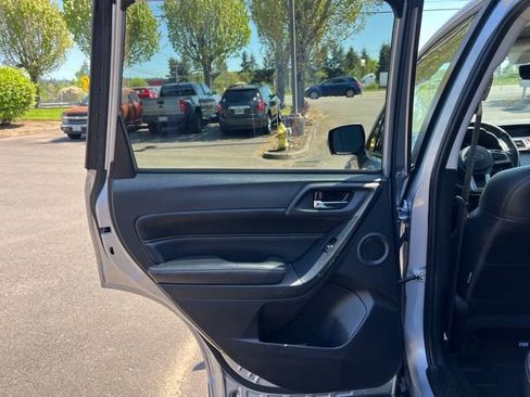 Used 2018 Subaru Forester 2.5i Touring AWD/4WD image 11