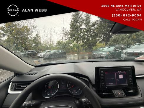 Used 2022 Toyota RAV4 XLE Premium AWD/4WD image 16